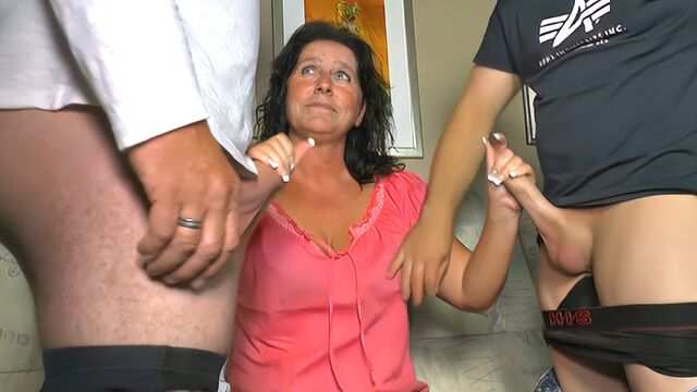 Зрелая баба с висячими сиськами и большой жопой с мужиками ебется