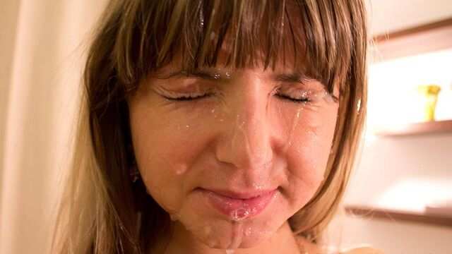 В POV порно видео молодая девица порадовала парня сочным минетом