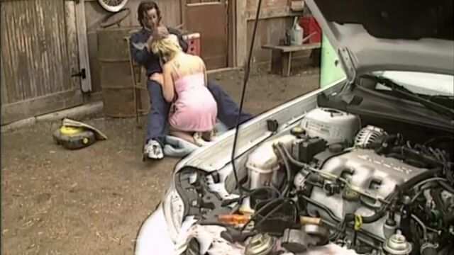 Симпатичная молодая блондинка отлично трахается с автомехаником